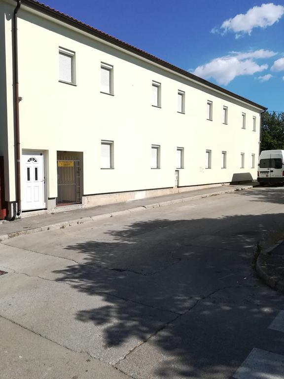 Cinema House Single & Double Rooms & Studio Apartments Pula Exterior foto